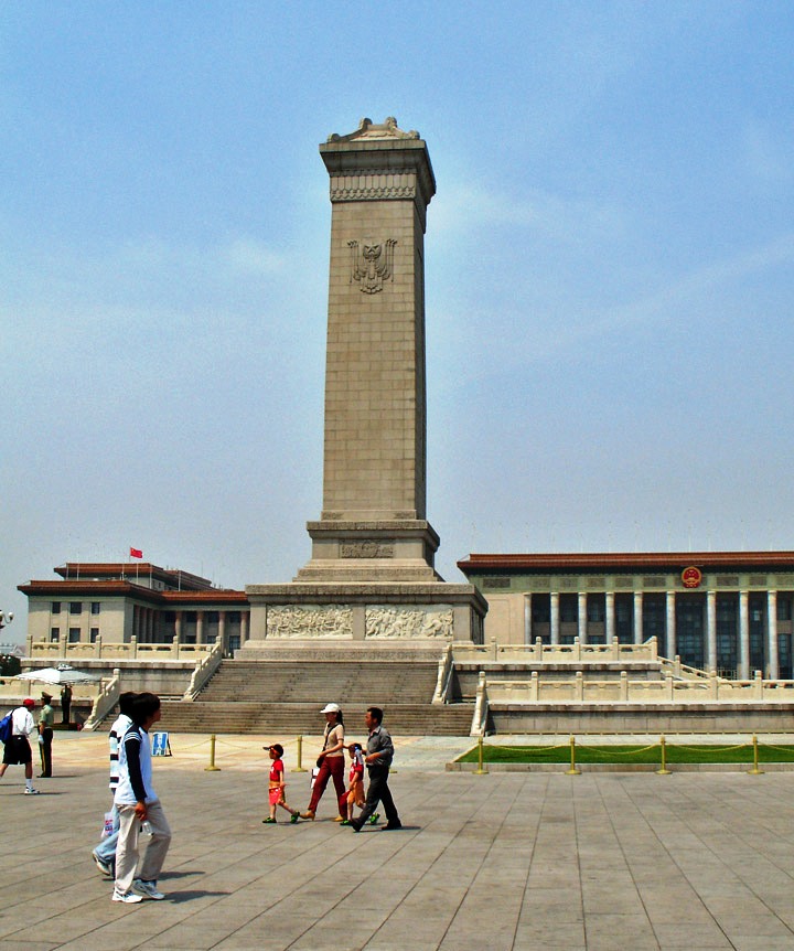 Plein van de Hemelse Vrede 12 (Monument van de Volkshelden)
