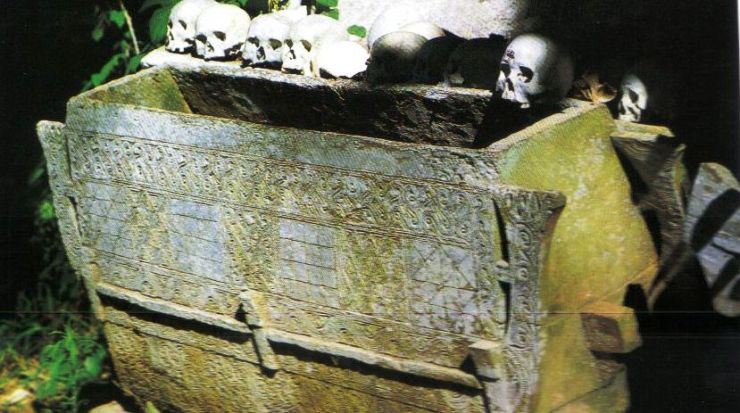 Tana Toraja 18 (hangende graven)