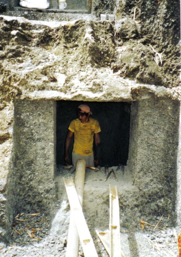 Tana Toraja 19 (arbeider in een rotsgraf)
