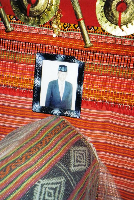 Tana Toraja 25 (begrafeniskist in een huis)