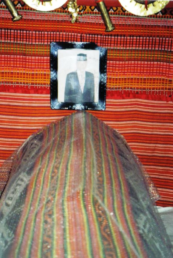 Tana Toraja 26 (begrafeniskist in een huis)